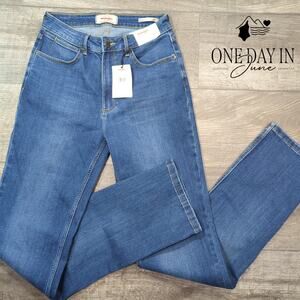 Wrangler High Rise True Straigh Jeans Size 4T (27X34)